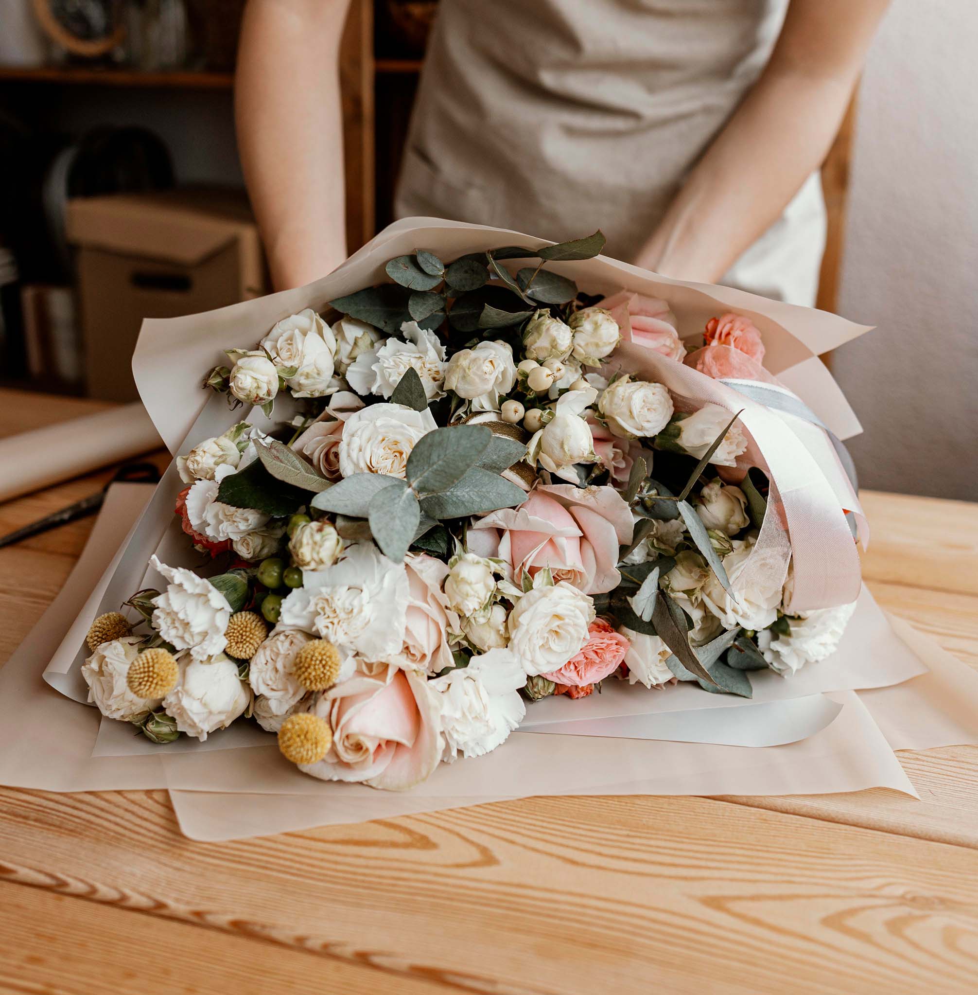 Bouquet de mano, elaborado en margaritas, clavellinas y papel coreano -  Floristería Las Flores del Huila